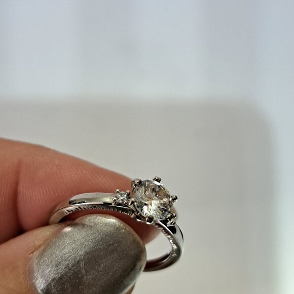 Stunning Ring with Solitaire Zirconia in Diamond Look - Picture 5 of 7